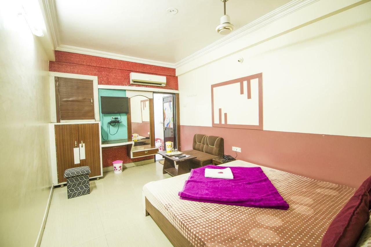 Hotel Gujarat Palace Ujjain Buitenkant foto