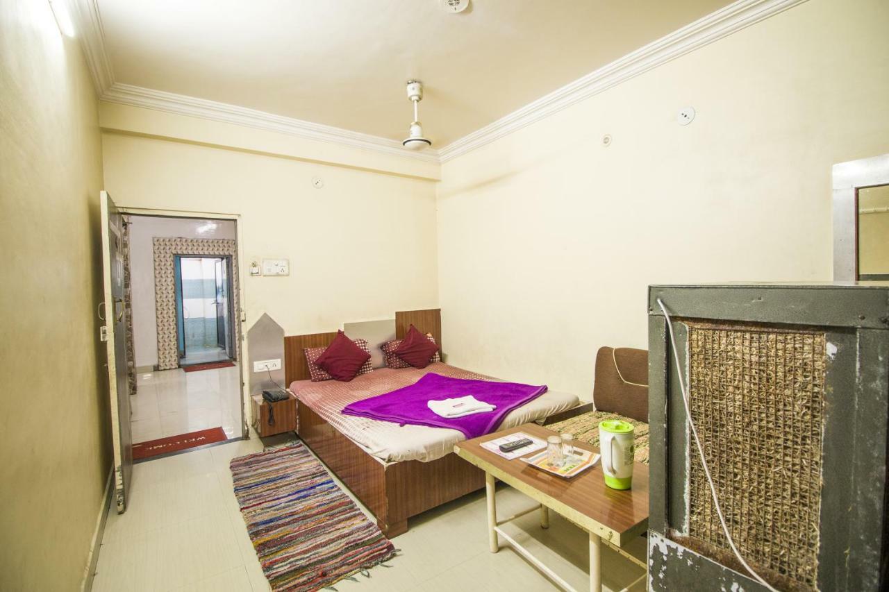 Hotel Gujarat Palace Ujjain Buitenkant foto
