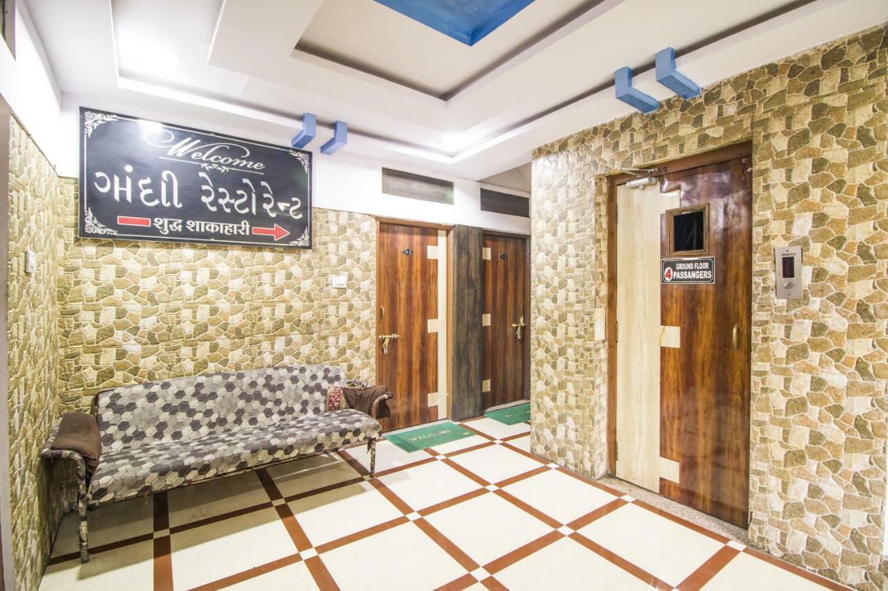Hotel Gujarat Palace Ujjain Buitenkant foto