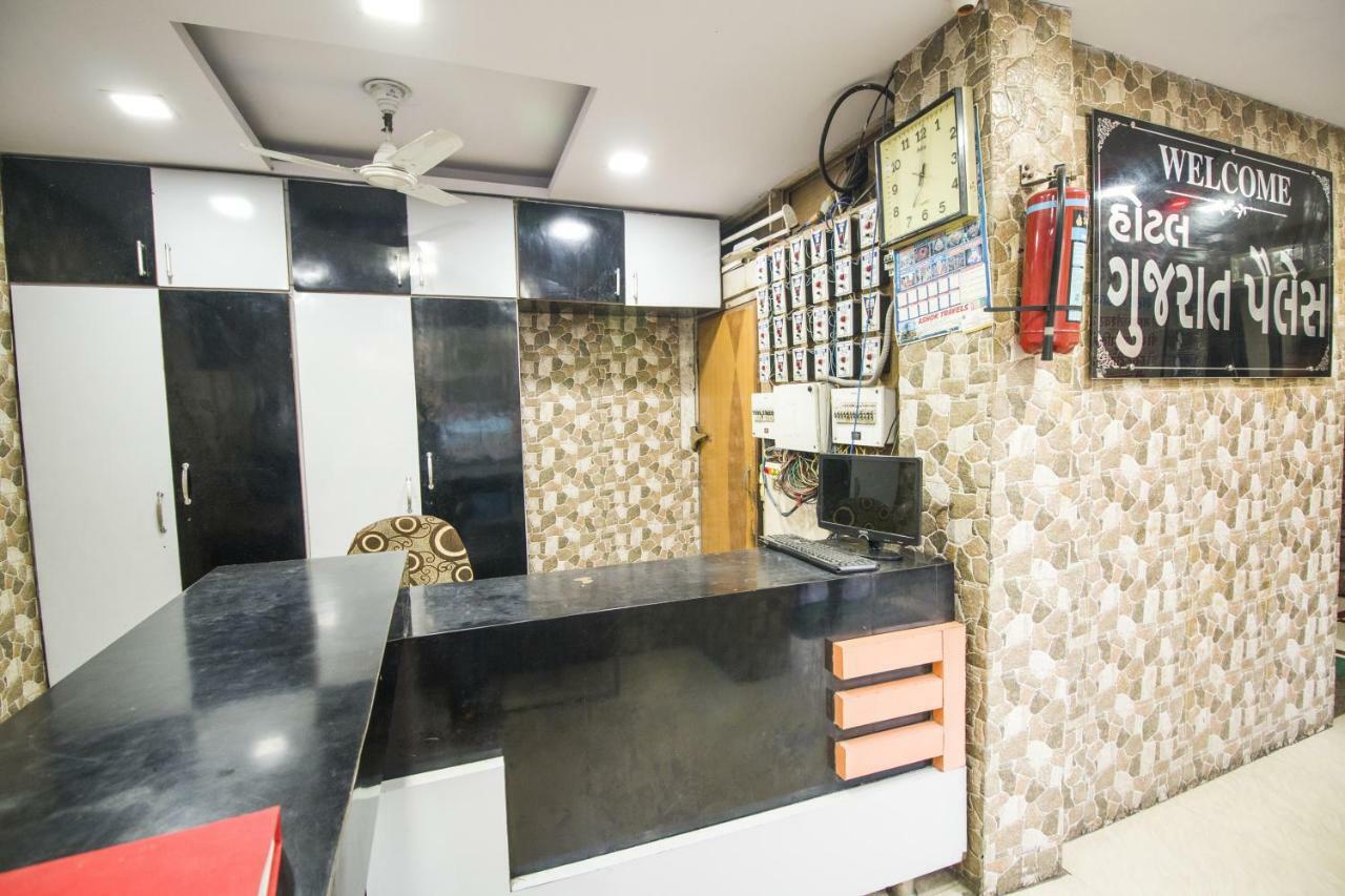 Hotel Gujarat Palace Ujjain Buitenkant foto