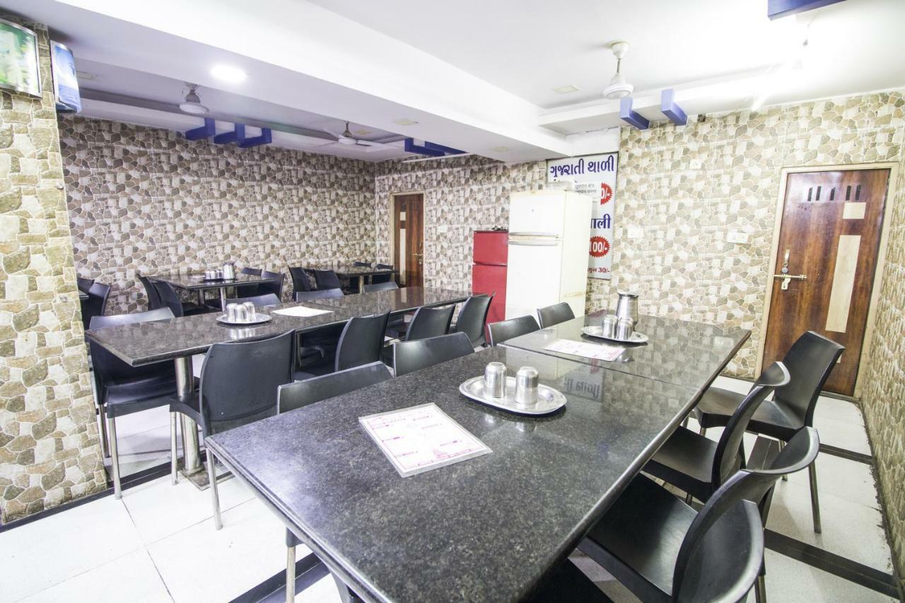 Hotel Gujarat Palace Ujjain Buitenkant foto