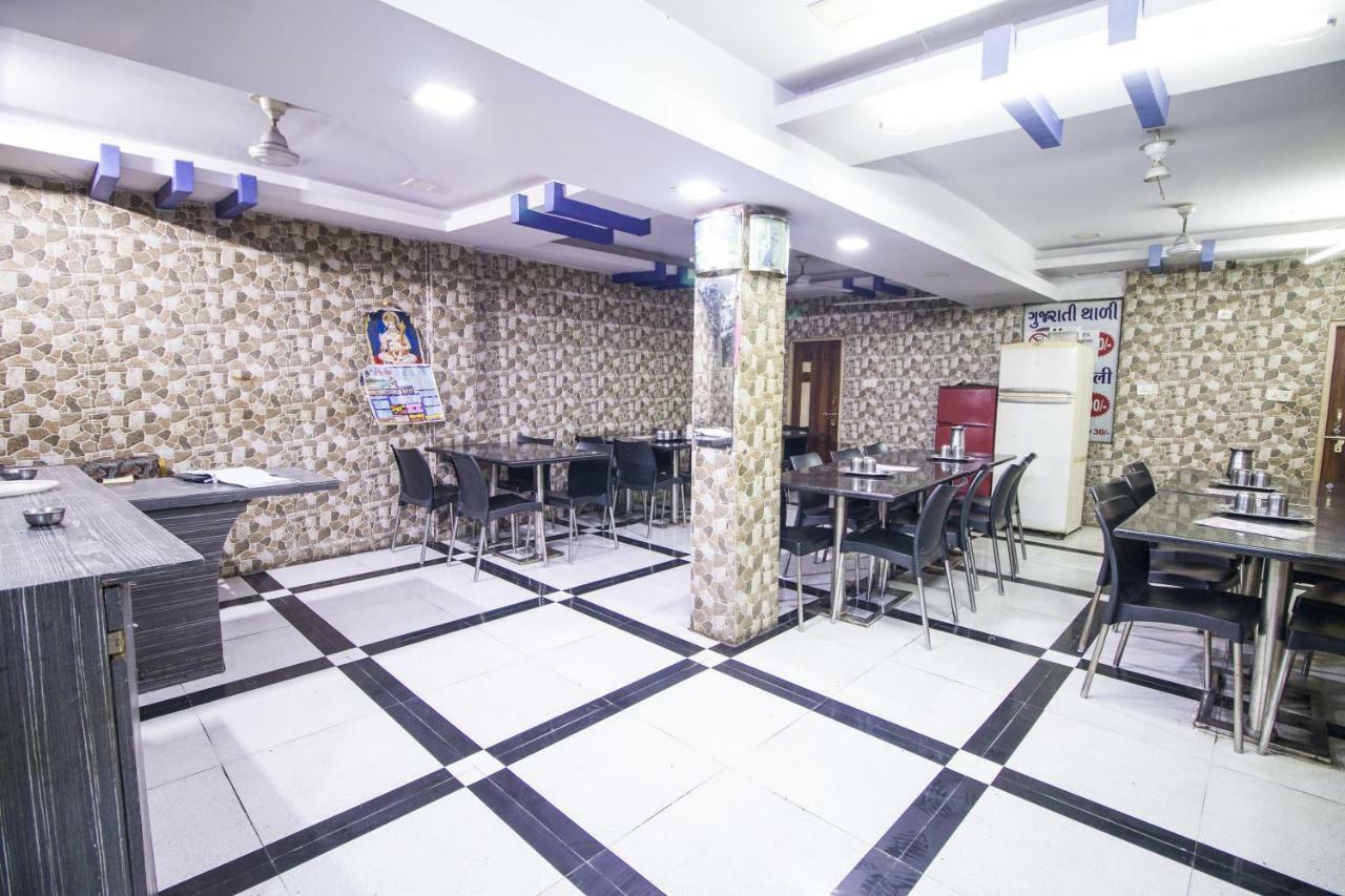 Hotel Gujarat Palace Ujjain Buitenkant foto