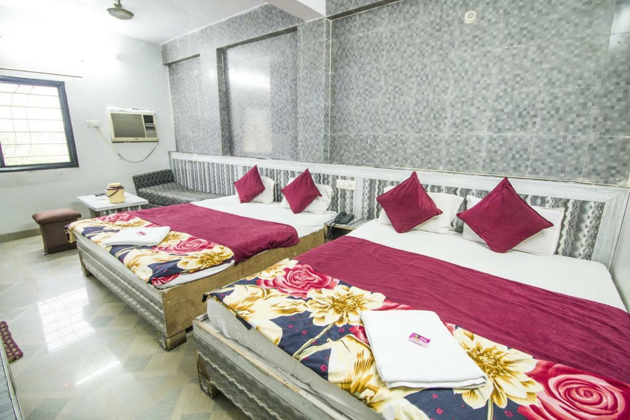 Hotel Gujarat Palace Ujjain Buitenkant foto